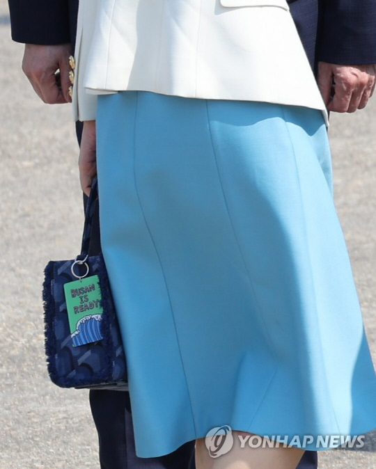 윤 대통령과 함께 프랑스·베트남 순방길에 오른 김 여사의 손가방에 '부산은 준비됐다(BUSAN IS READY)' 라고 적힌 키링이 달려있다. 사진 연합뉴스.